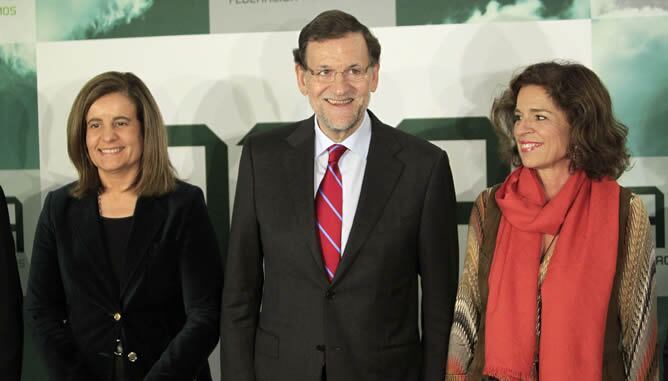 El presidente del Gobierno, Mariano Rajoy, junto a la ministra de Empleo, Fátima Báñez (i), y la alcaldesa de Madrid, Ana Botella, en el &#039;Foro emprendedores y autónomos 2013&#039;