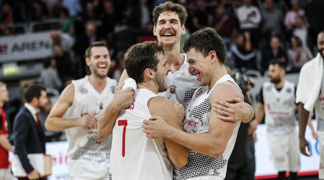 Cruz (d) felicitado por Bellas (i) y Chema González tras el histórico triunfo en el Brose Arena de Bamberg.