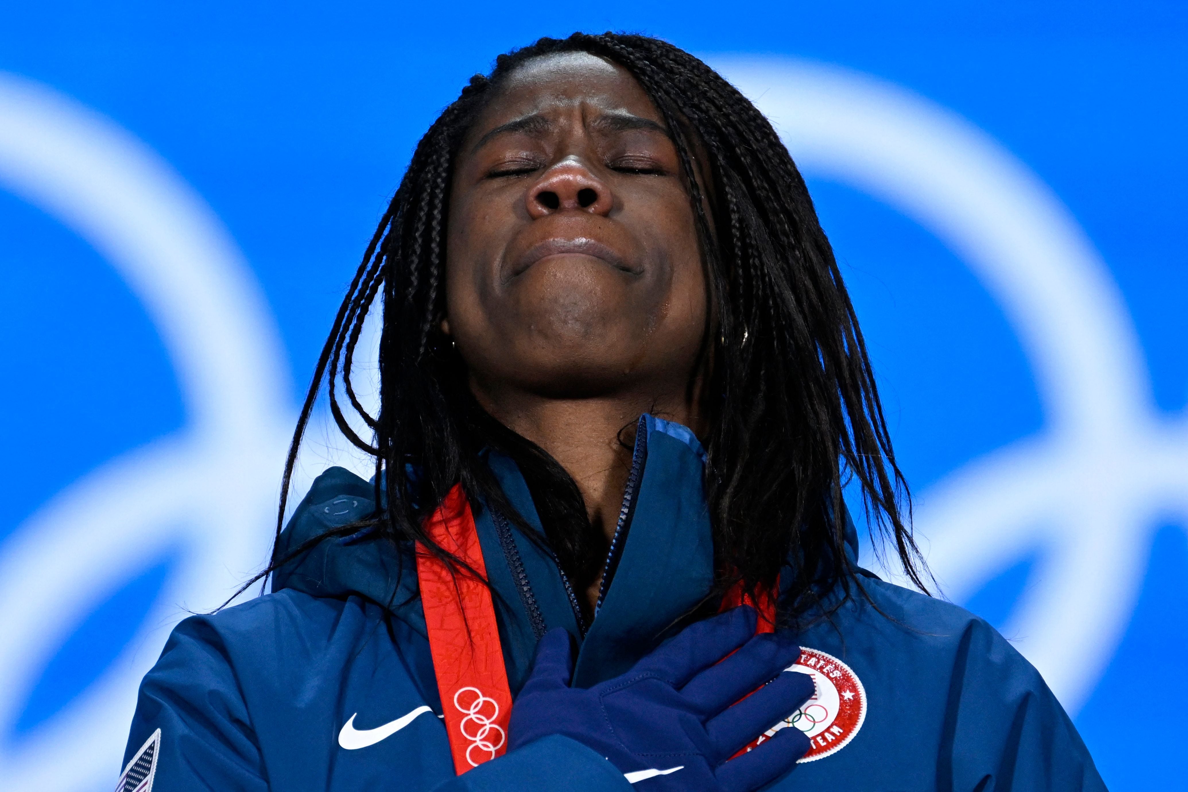 Erin Jackson, emocionada tras colgarse la medalla de oro.