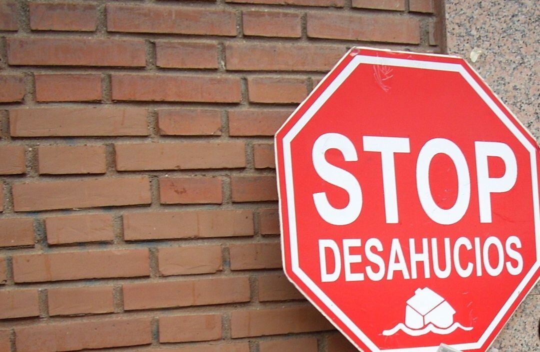 Una pancarta de Stop Desahucios