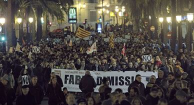 Multitudinaria marcha en Valencia en protesta por el cierre de RTVV y reclamando la dimisión del president de la Generalitat y la convocatoria de elecciones anticipadas.