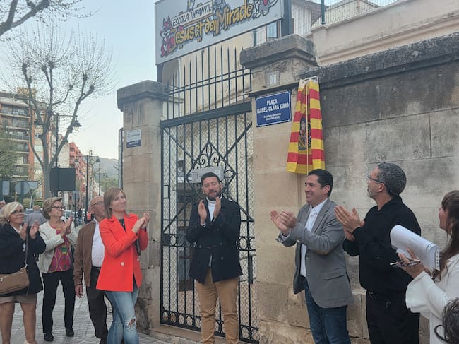 La regidora de Cultura, Elisa Guillem, el vicealcalde, Àlex Cerradelo, l'alcalde Toni Francés i l'escriptor Carles Cortés, en representació de la família, al poc de descobrir-se la placa
