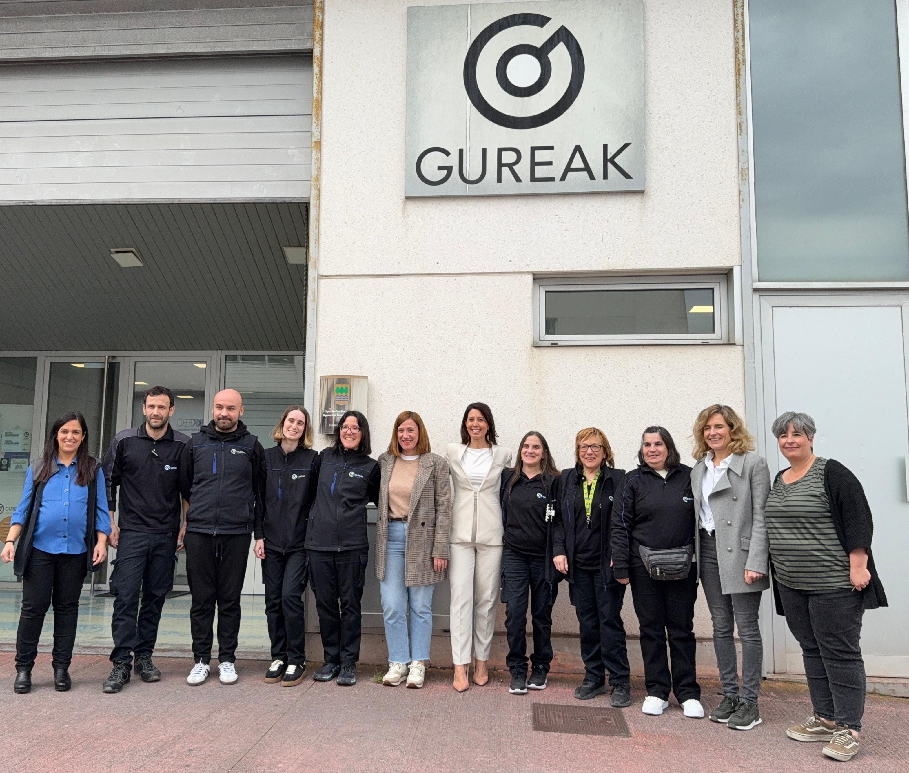 Visita de la diputada de Movilidad, Azahara Domínguez, y la alcaldesa de Irun, Cristina Laborda, a la sede de Gureak Irun