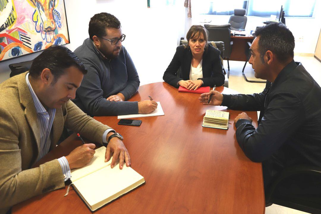 Lorenzo Páez, del ZZ Roll Jerez, en la reunión con Laura Álvarez, Jaime Armario y Abraham Hernández.