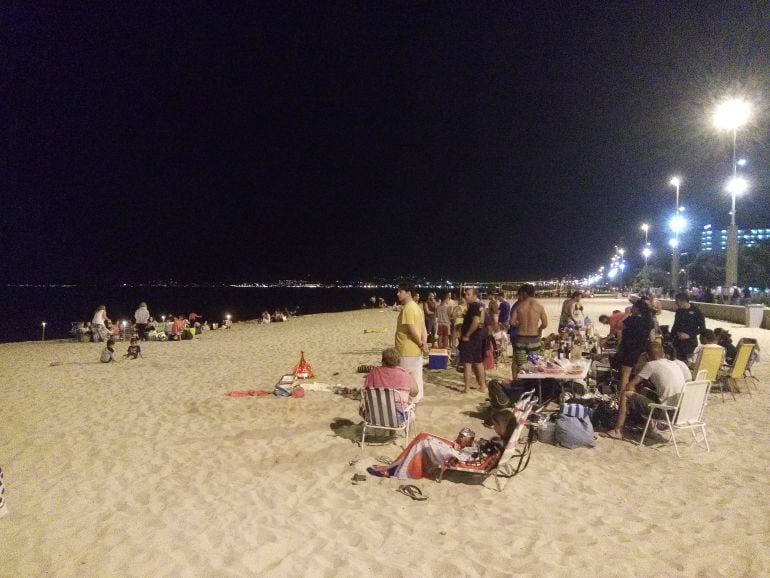 Noche en una playa de la costa