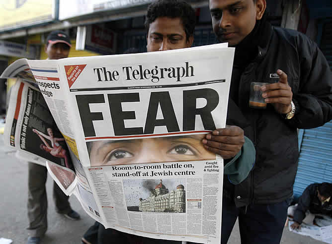 La cadena de ataques terroristas que han asolado el centro financiero de India han copado las portadas de la prensa asiática