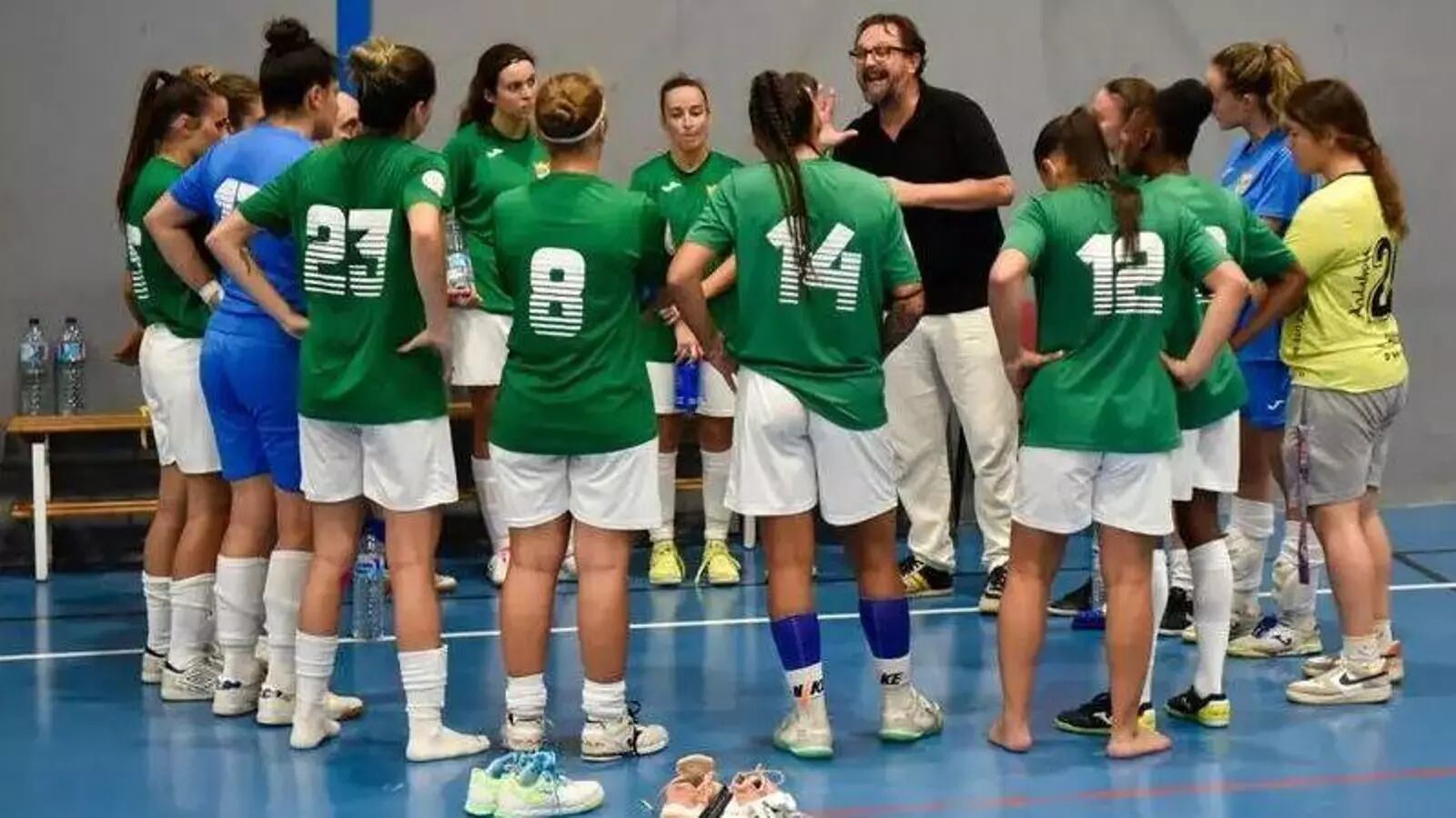 Andrés Sánchez conversa con las jugadoras durante un partido