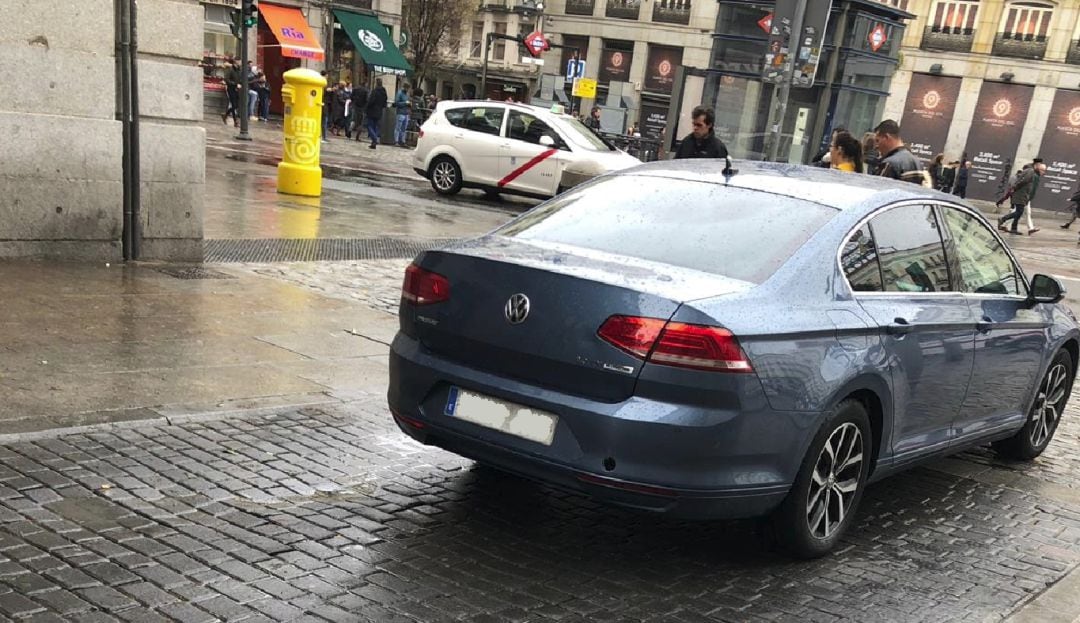 Imagen del coche del grupo parlamentario del PP en la Asamblea de Madrid utilizado por la candidata del PP, Isabel Díaz Ayuso