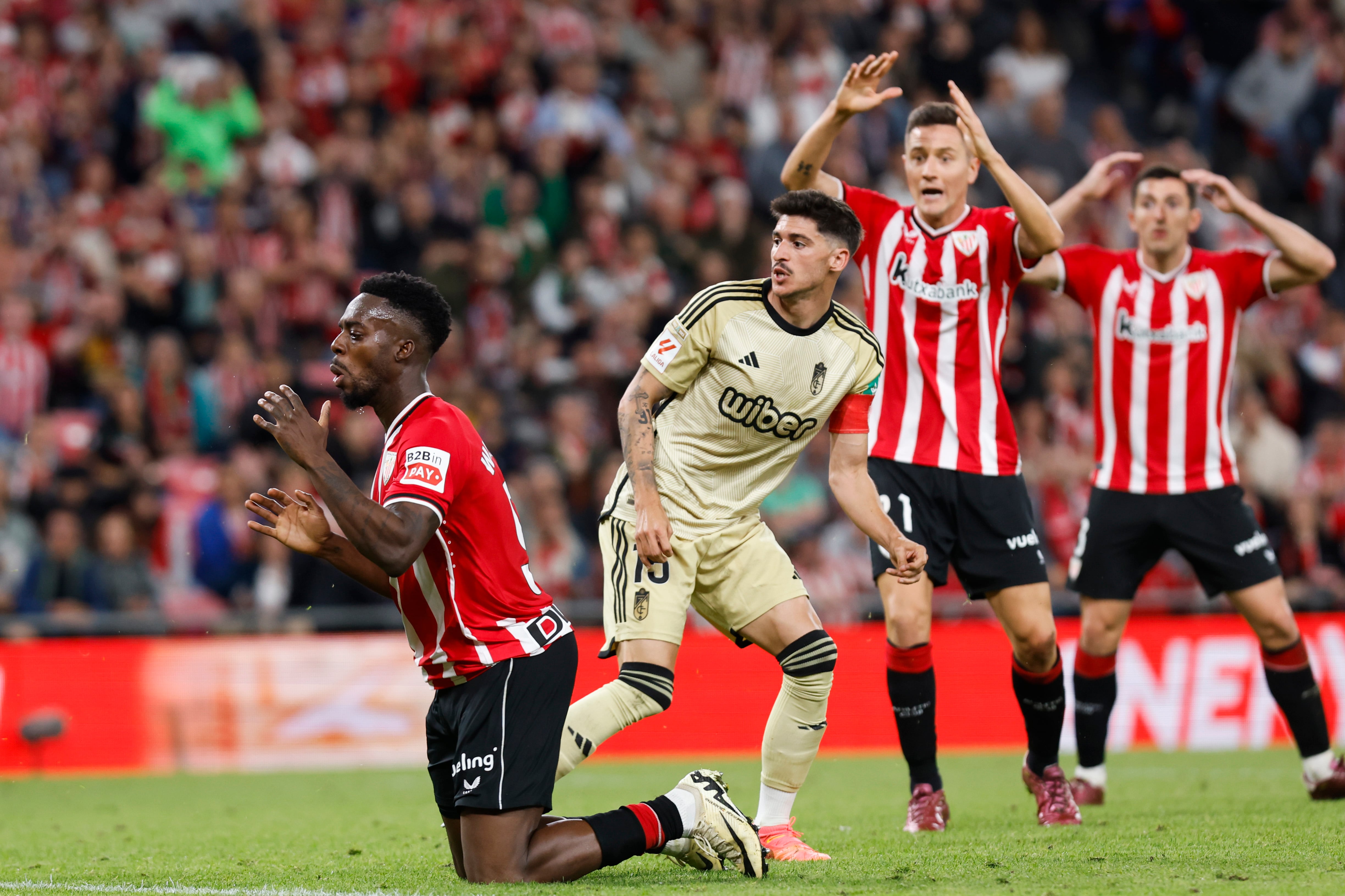 BILBAO, 19/04/2024.- El delantero del Athletic Club Iñaki Williams (i) se lamenta tras una ocasión fallida durante el encuentro de la jornada 32 de LaLiga entre Athletic Club de Bilbao y Granada CF, este viernes en el estadio de San Mamés, en Bilbao. EFE/ Miguel Toña
