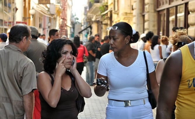 Una mujer camina hablando por un teléfono móvil en la Habana (Cuba), en una imagen de archivo