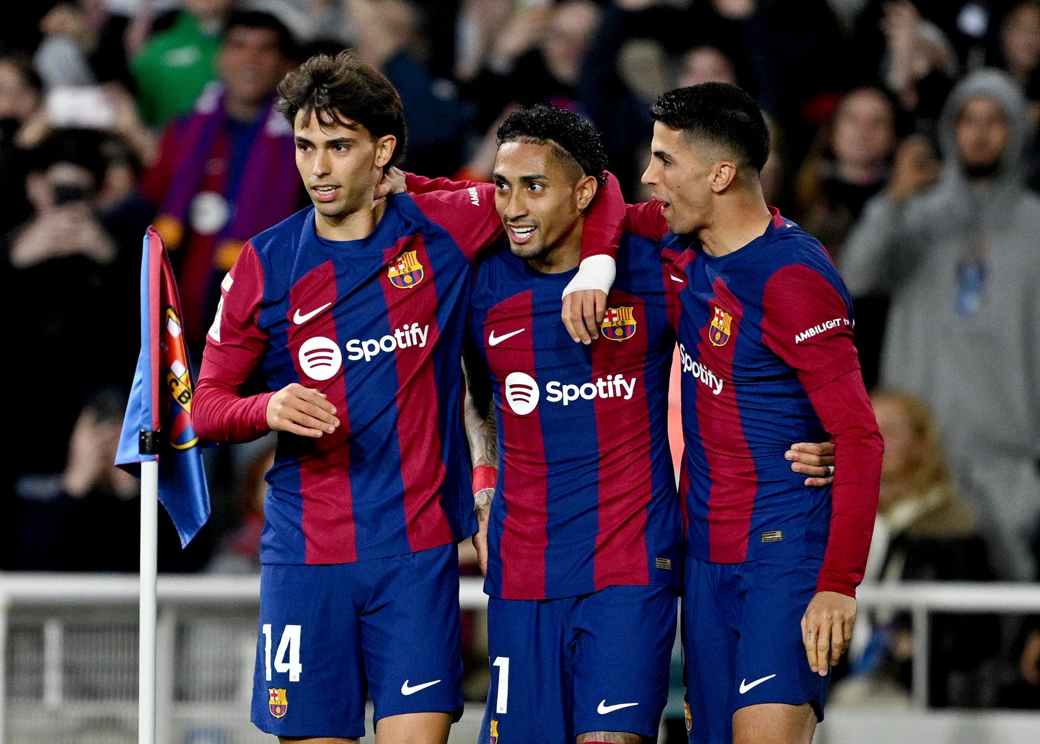 Los jugadores del Barça celebran el gol de Raphinha.