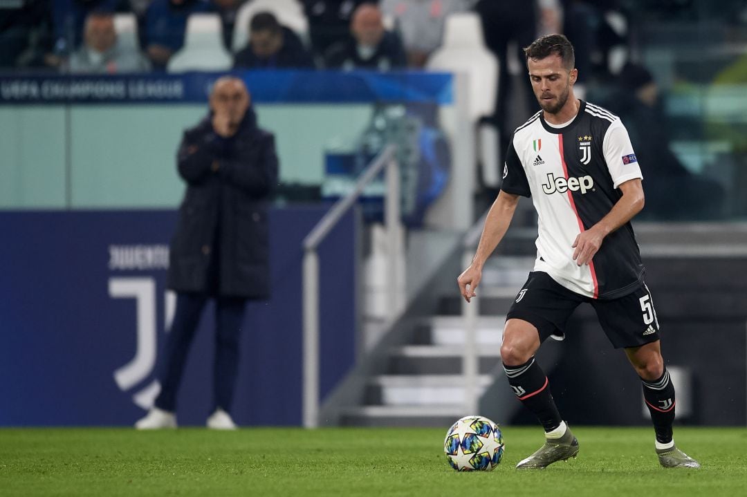 Sarri y Pjanic, en un partido de la Champions entre la Juve y el Atlético.