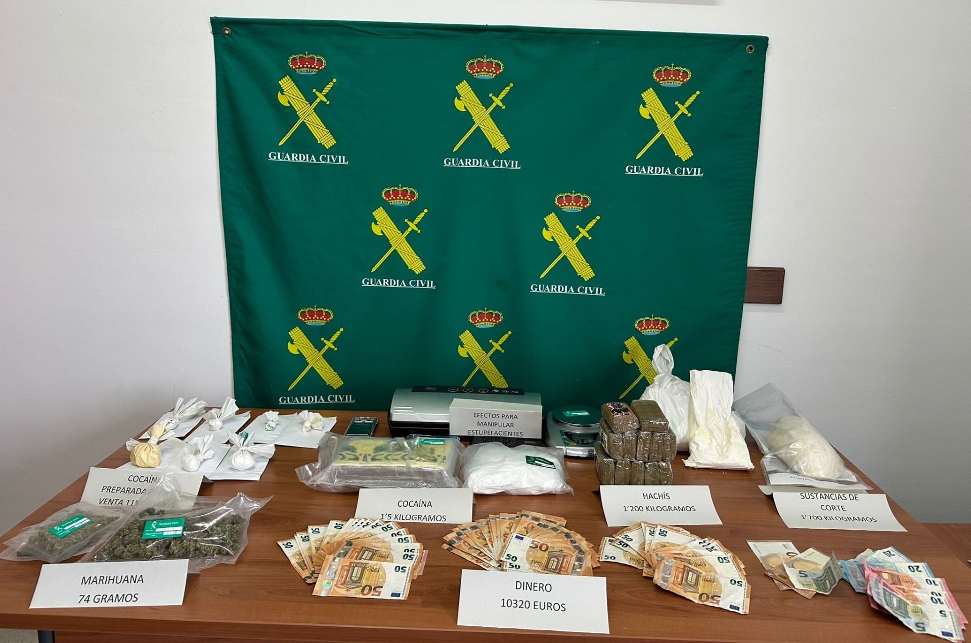 La Guardia Civil detiene en la provincia de Lugo a varias personas en una operación antidroga tras un año de investigación.
