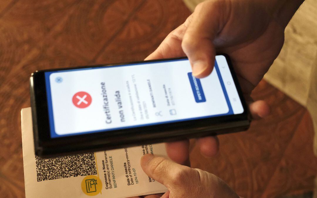 Un hombre escanea un código QR con resultado negativo