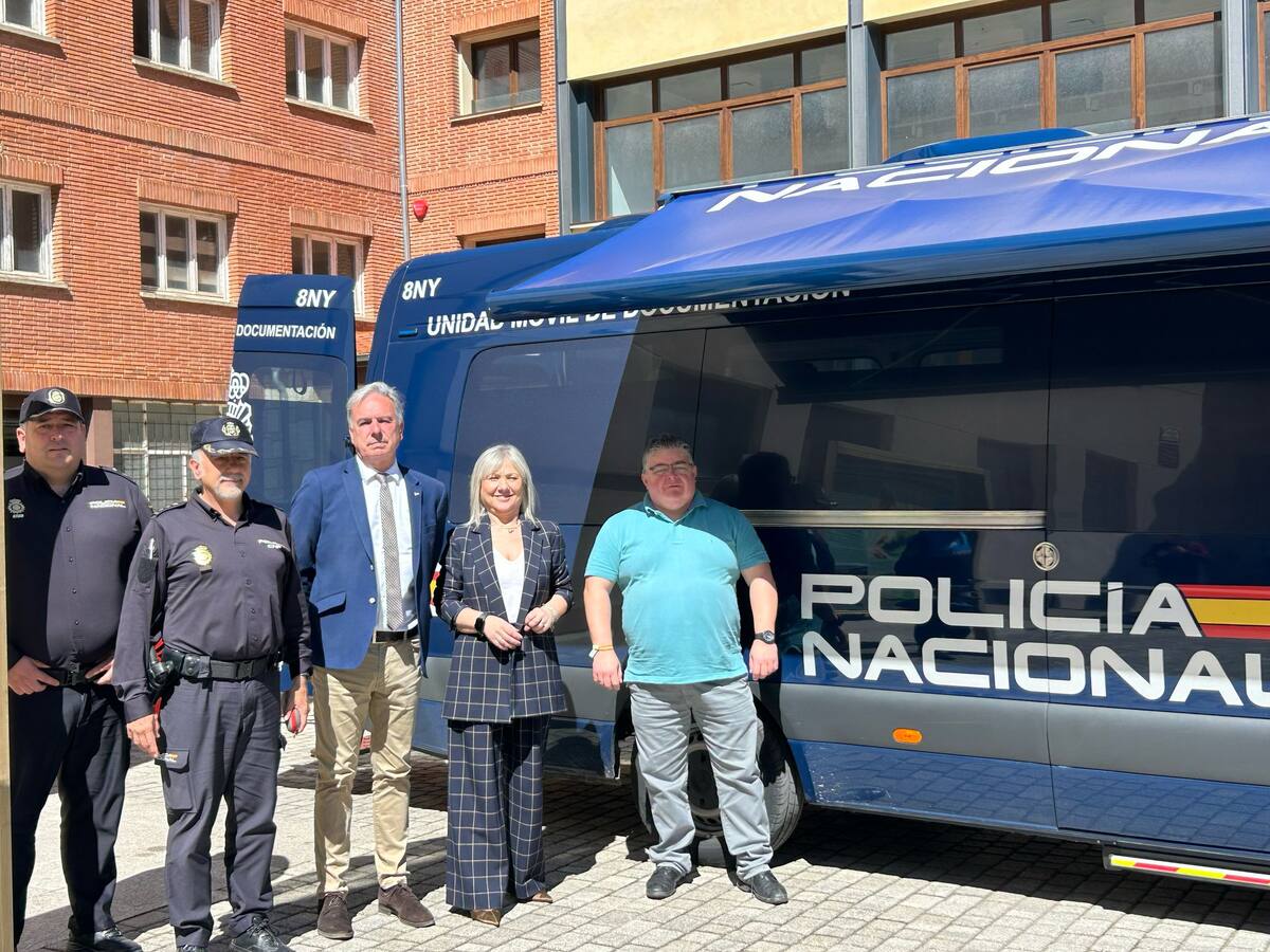 La Comisaría de Palencia, inicia la expedición de Documentos en el Ámbito Rural con el nuevo Vehículo Integral de Documentación (VIDOC)