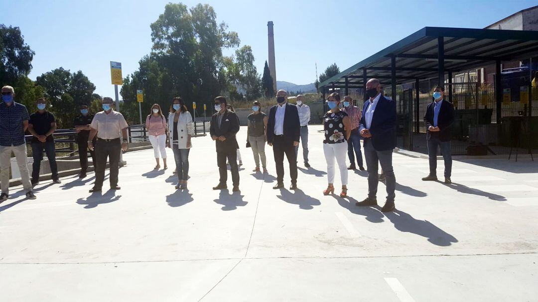 Diferentes autoridades durante la inauguración del punto limpio de Torredonjimeno.