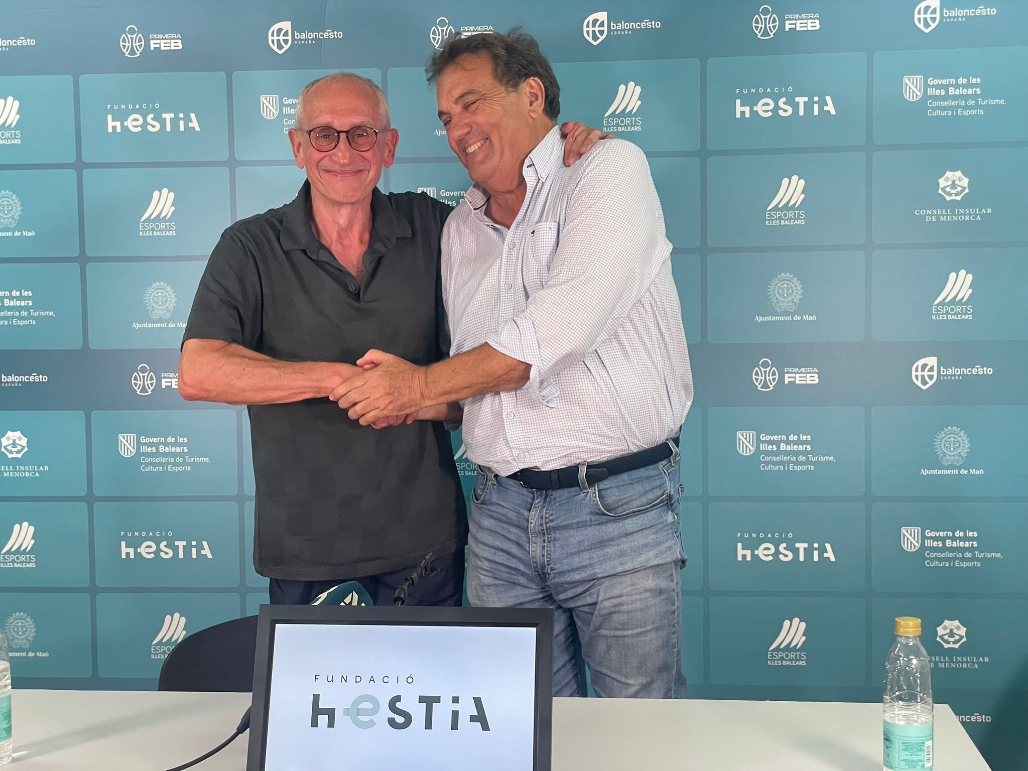 Ferran Olivé de la Fundación Hestia i Oriol Segura del CB Menorca van formalitzar ahir la continuitat en el patrocini de l'equip de Primera FEB.
