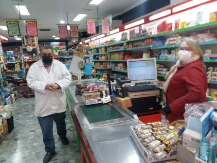 Antonio Ruiz e Isabel Vílchez en la entrada del supermercado, atendiendo a clientes