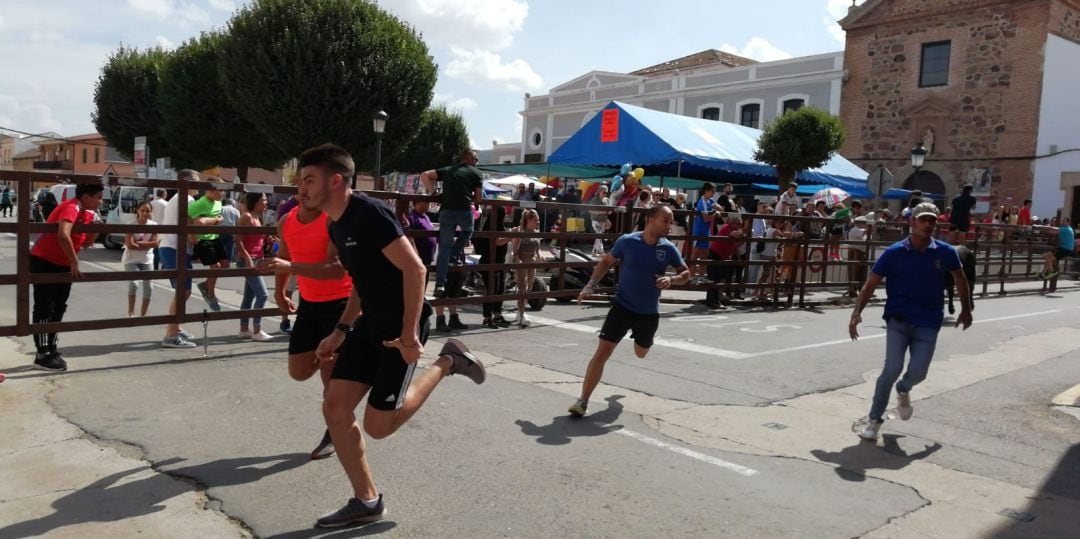 Mozos corriendo en pleno encierro en Almodóvar