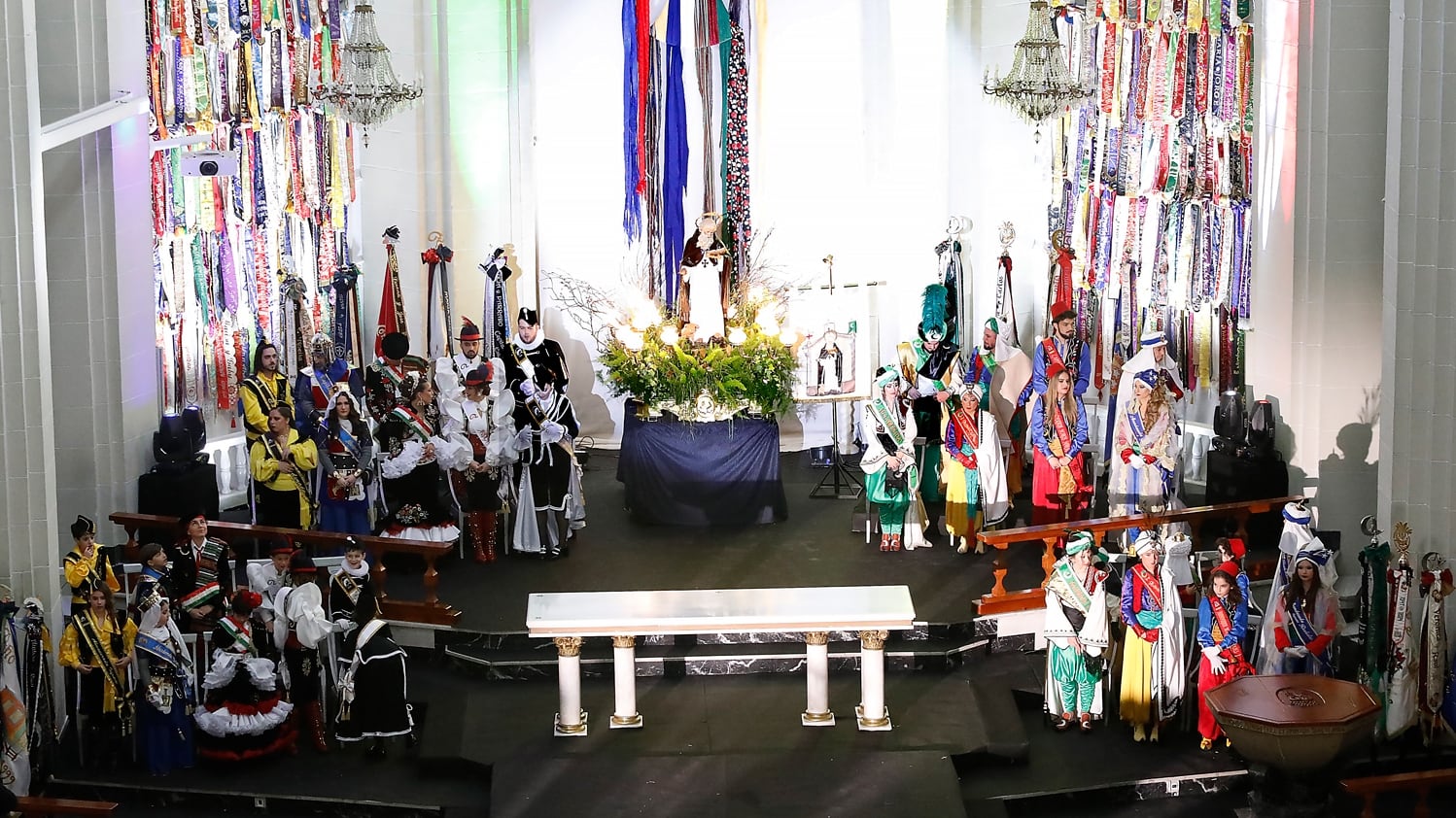 La iglesia de Santa Ana de Elda ha acogido uno de los momentos más esperados de la Media Fiesta