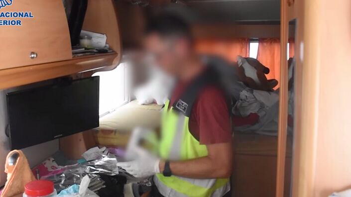 Un agente durante la operación