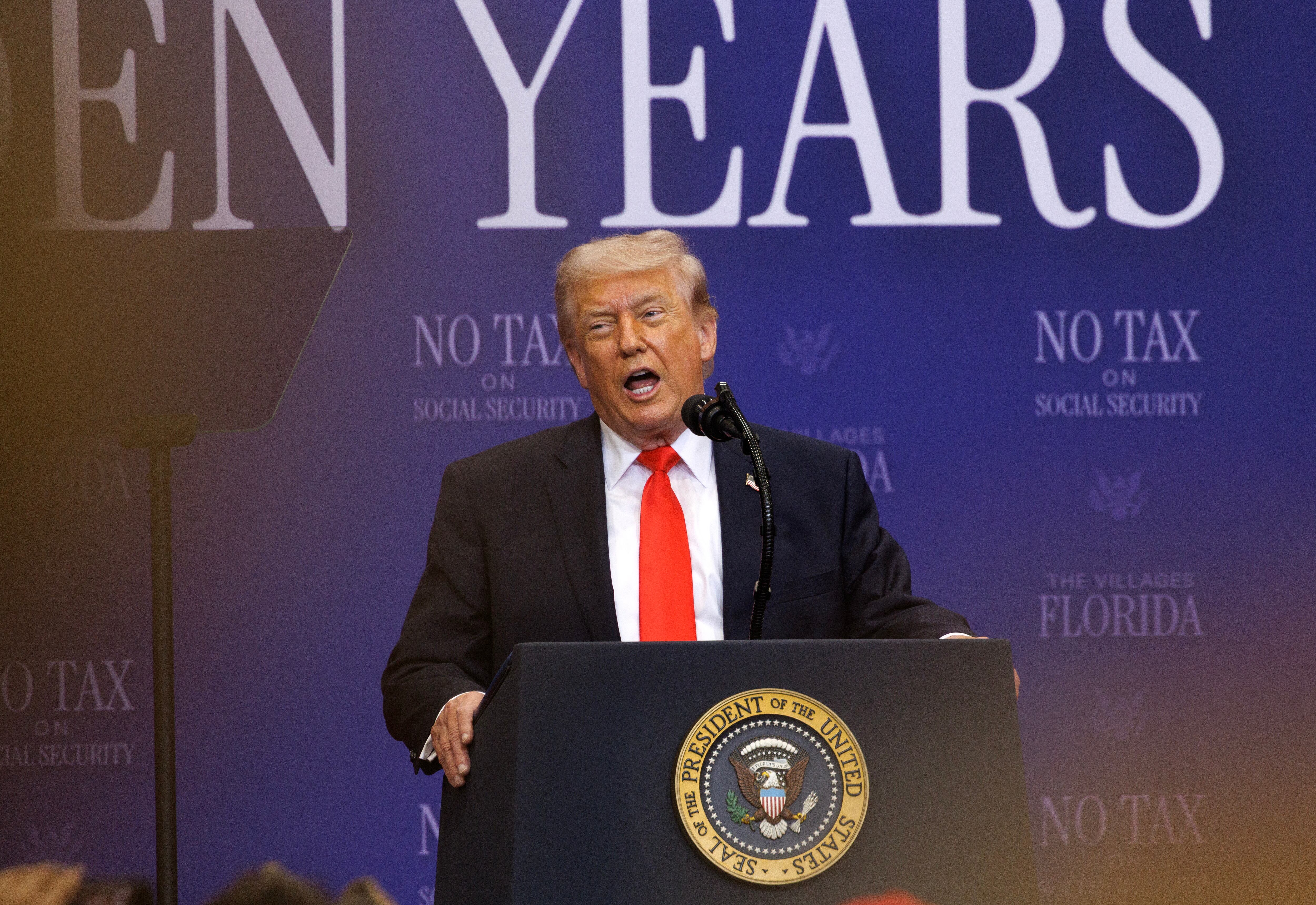 El presidente de Estados Unidos, Donald J. Trump, pronuncia unas palabras durante un acto con personas mayores en The Villages, Florida (EEUU), el 1 de mayo de 2026. 