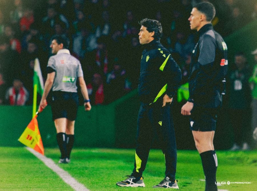 Rubi en la banda de El Sardinero en el Racing-Almería.