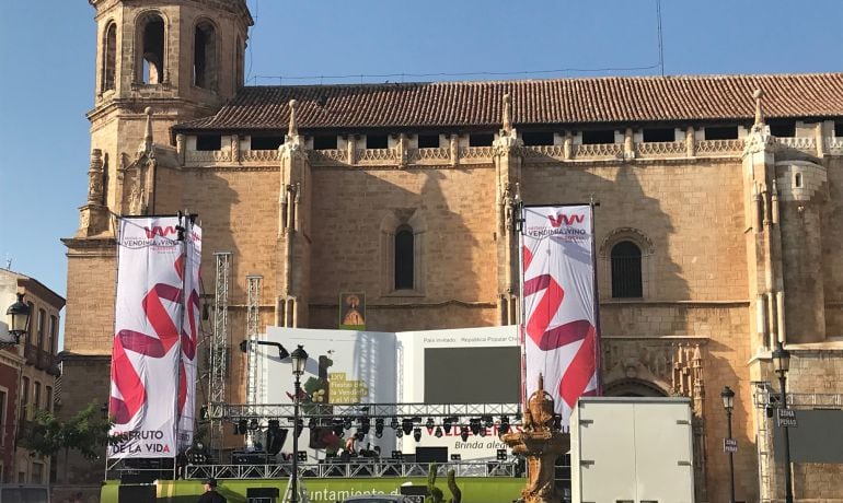 El escenario ya está listo para el arranque de las Fiestas del Vino de Valdepeñas (Ciudad Real) 