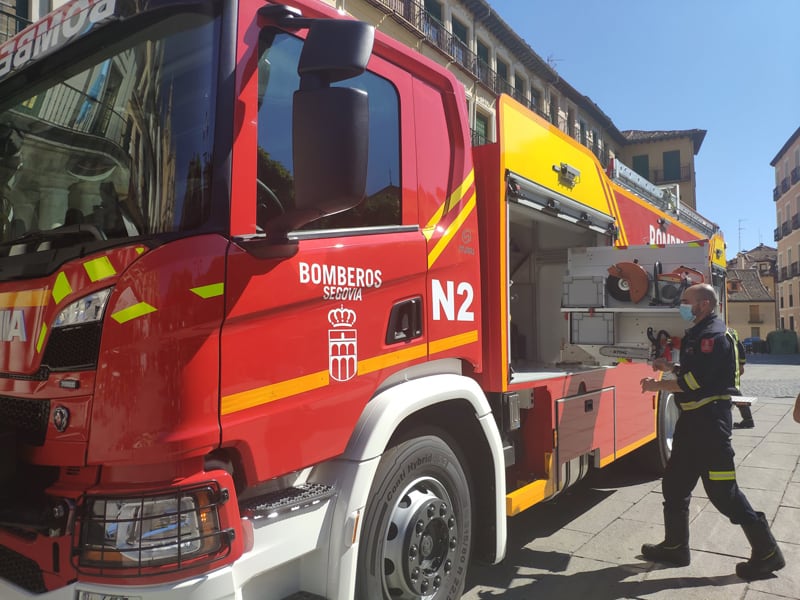 Los Bomberos de Segovia liberaron a la mujer herida de 61 años atrapada en su coche tras el accidente