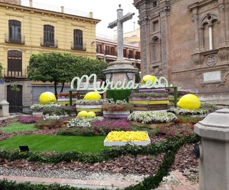 Jarín de Primavera de la Plaza Hernández Amores con el lema: &quot;Murcia es su gente&quot;