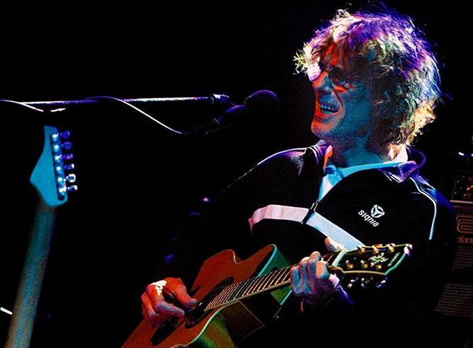 Fotografía de archivo del 28 de abril de 2004 que muestra al músico argentino Luis Alberto Spinetta durante un concierto en Santiago de Chile. Spinetta, uno de los compositores de rock más populares del país, murió hoy, miércoles 8 de febrero de 2012, a l