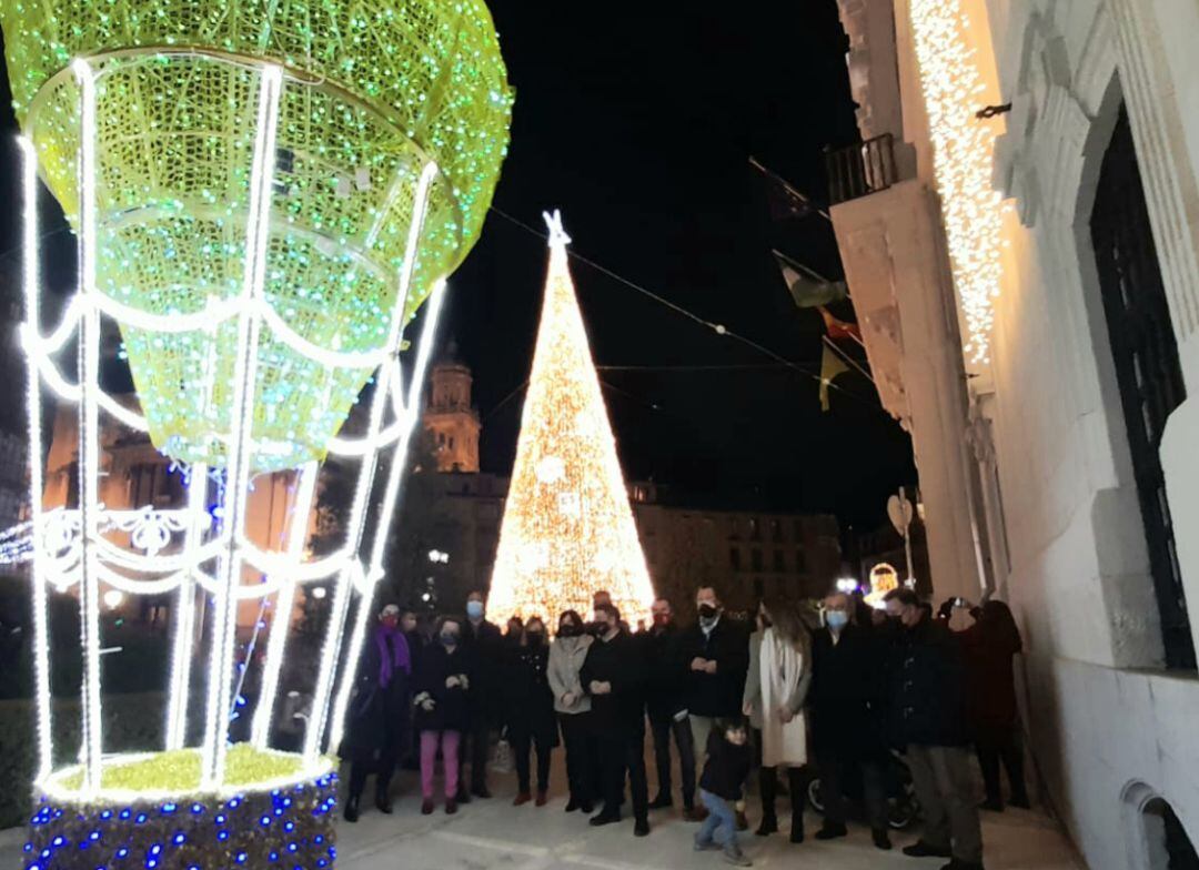 La recientemente remozada fachada de la Diputación de Jaén ya luce su decoración navideña