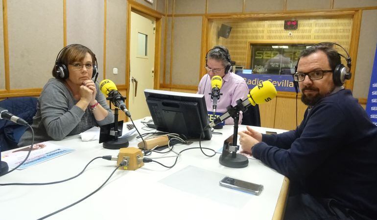 De izquierda a derecha, Mercedes Gordillo, madre de Nadia Mechaala; Salomón Hachuel, director de Hoy por Hoy Sevilla; y Juan Arispón, director general de la Federación Andaluza de Tenis y director del torneo Memorial Nadia Mechaala 
 