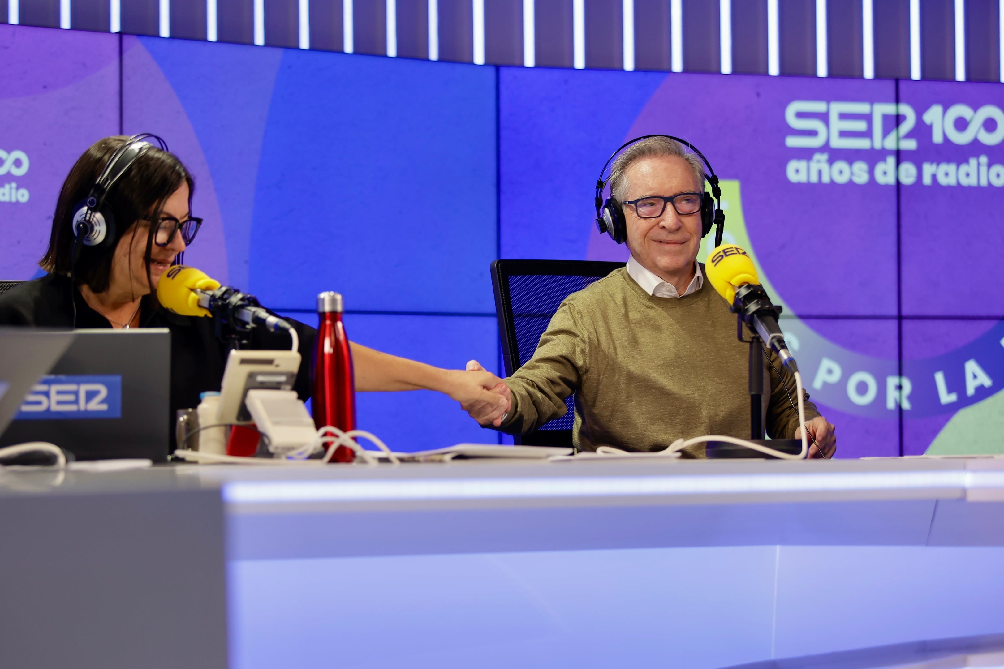 Àngels Barceló e Iñaki Gabilondo se dan la mano durante el programa especial por el centenario de la Cadena SER