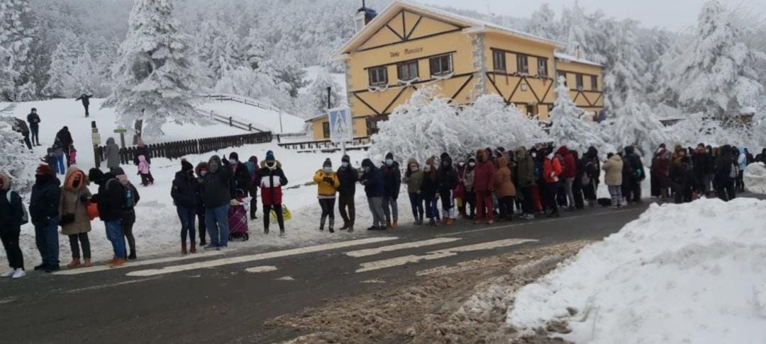 Imagen de las personas evacuadas de Navacerrada este sábado.