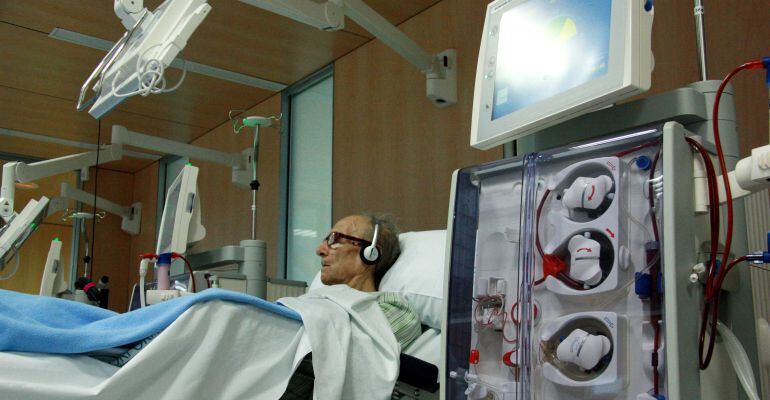 Una pacient rebent tractament de diàlisi