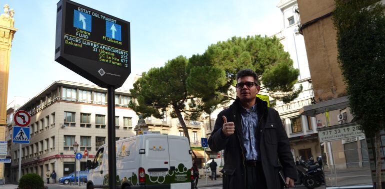 Marc Arza, regidor de promoció econòmica, amb un dels panells.