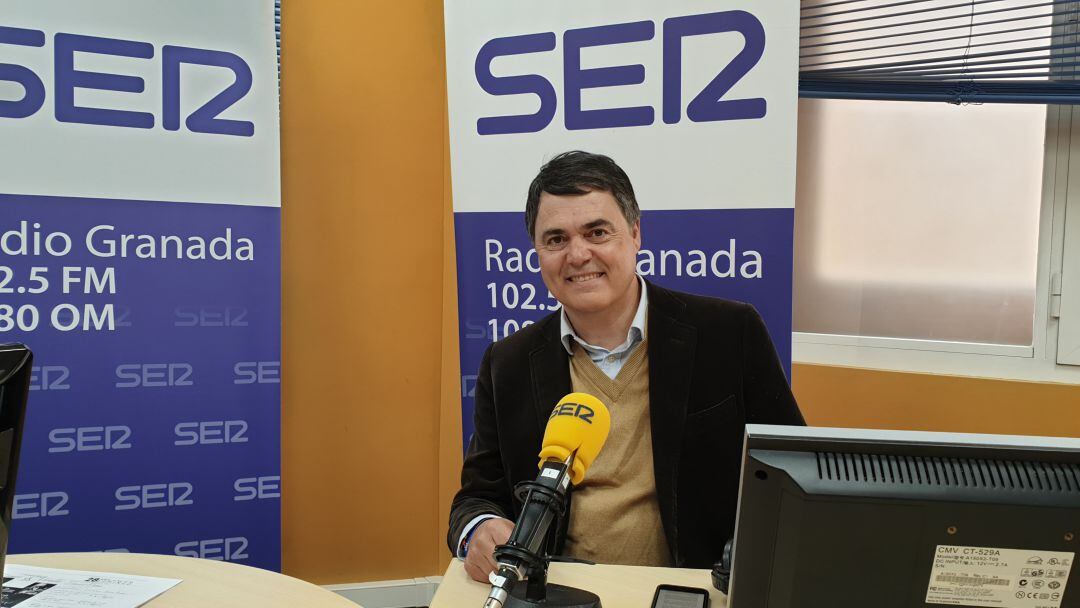 Carlos Rojas, en los estudios de Radio Granada