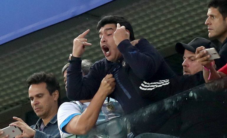 Maradona hace la peineta después del segundo gol de Argentina