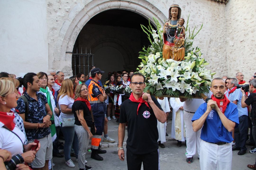 Salida de la imagen de la virgen del Rosario, patrona de Cuéllar y en honor a quien se celebran las fiestas de los encierros