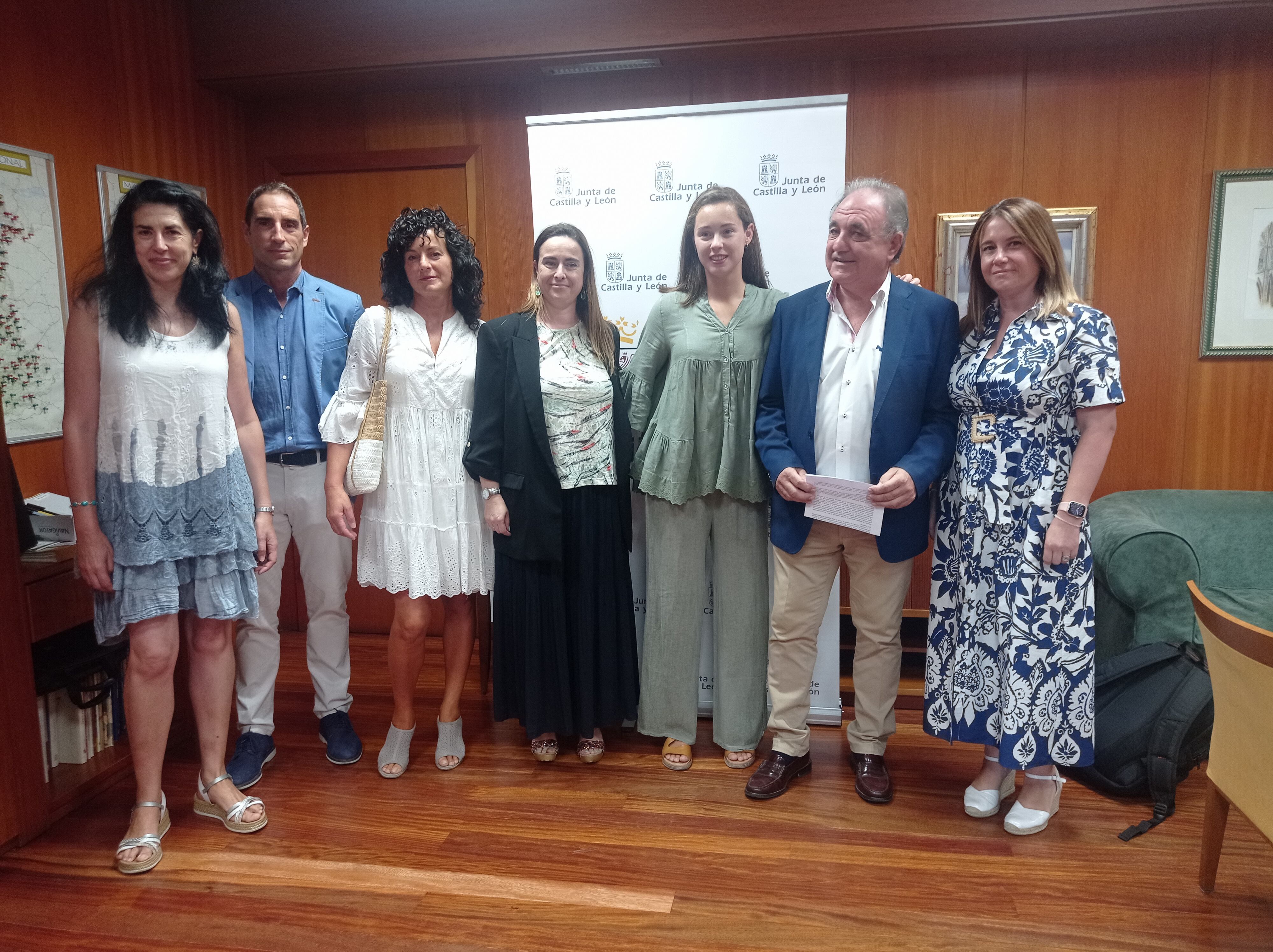 El delegado territorial de la Junta, José Antonio Rubio, recibe a María Rodríguez, Campeona del Mundo de Paleta Goma y Subcampeona del Mundo Absoluta de Frontenis
