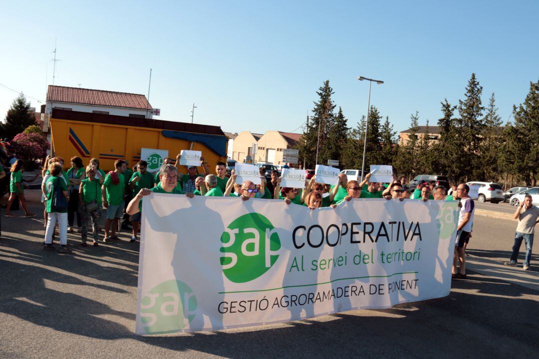 Mobilització a favor de la nova planta de Tracjusa a Les Garrigues, que no vol ni el consell comarcal ni el consell d&#039;alcaldes.