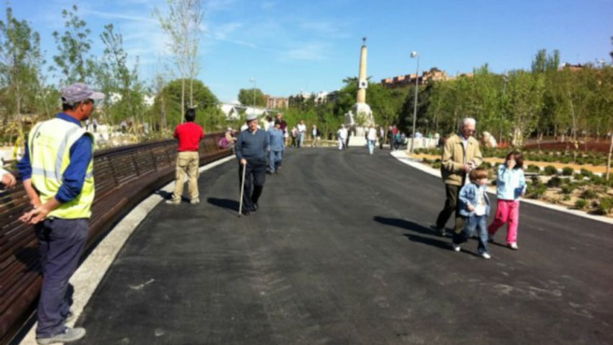 La empresa reincorpora provisionalmente a los jardineros de Madrid Río