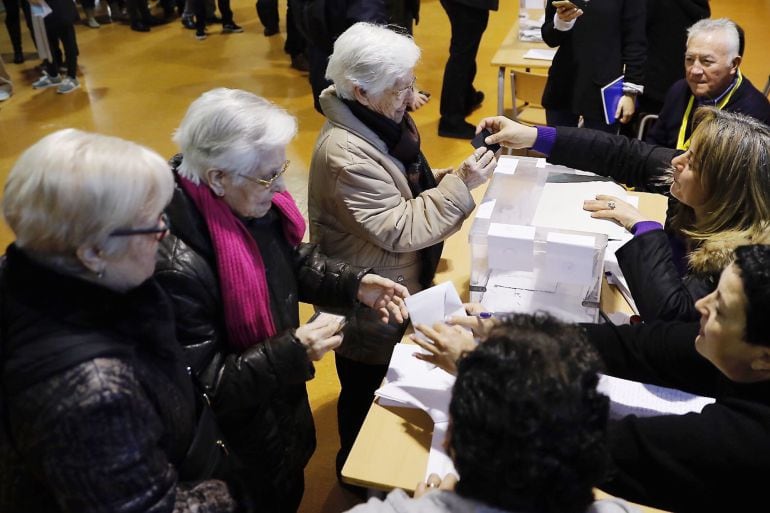 Tres hermanas ancianas acuden juntas a votar en la Escola Pere IV de la ciudad condal