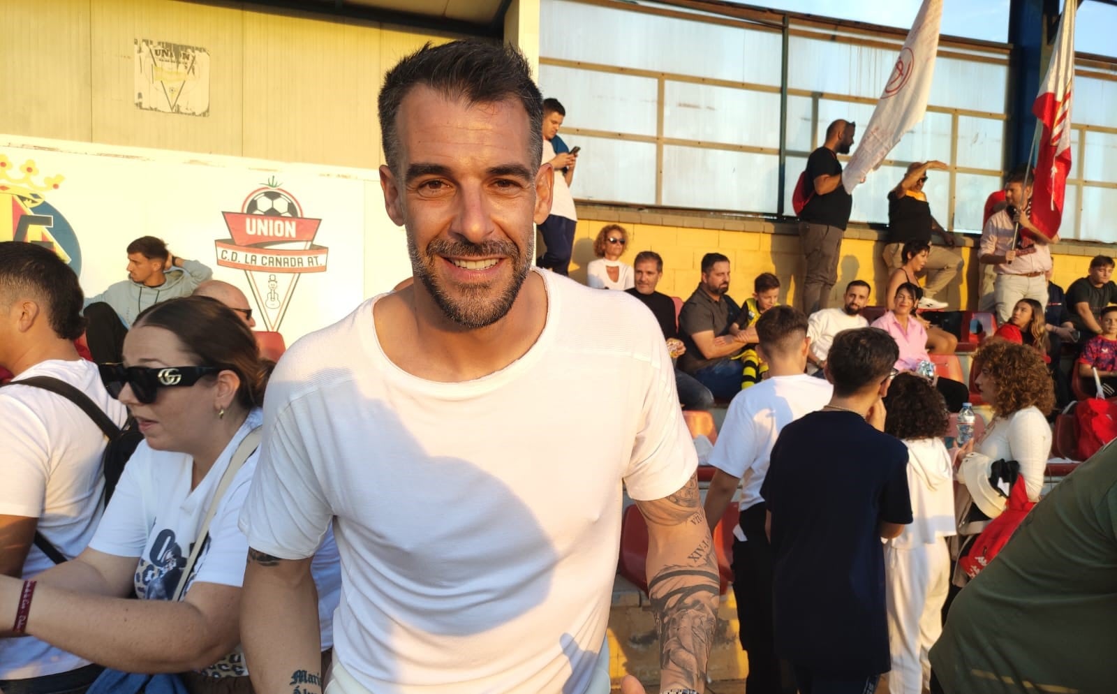 Negredo con LA VOZ y Cadena SER viendo en La Cañada la Almería Cup.