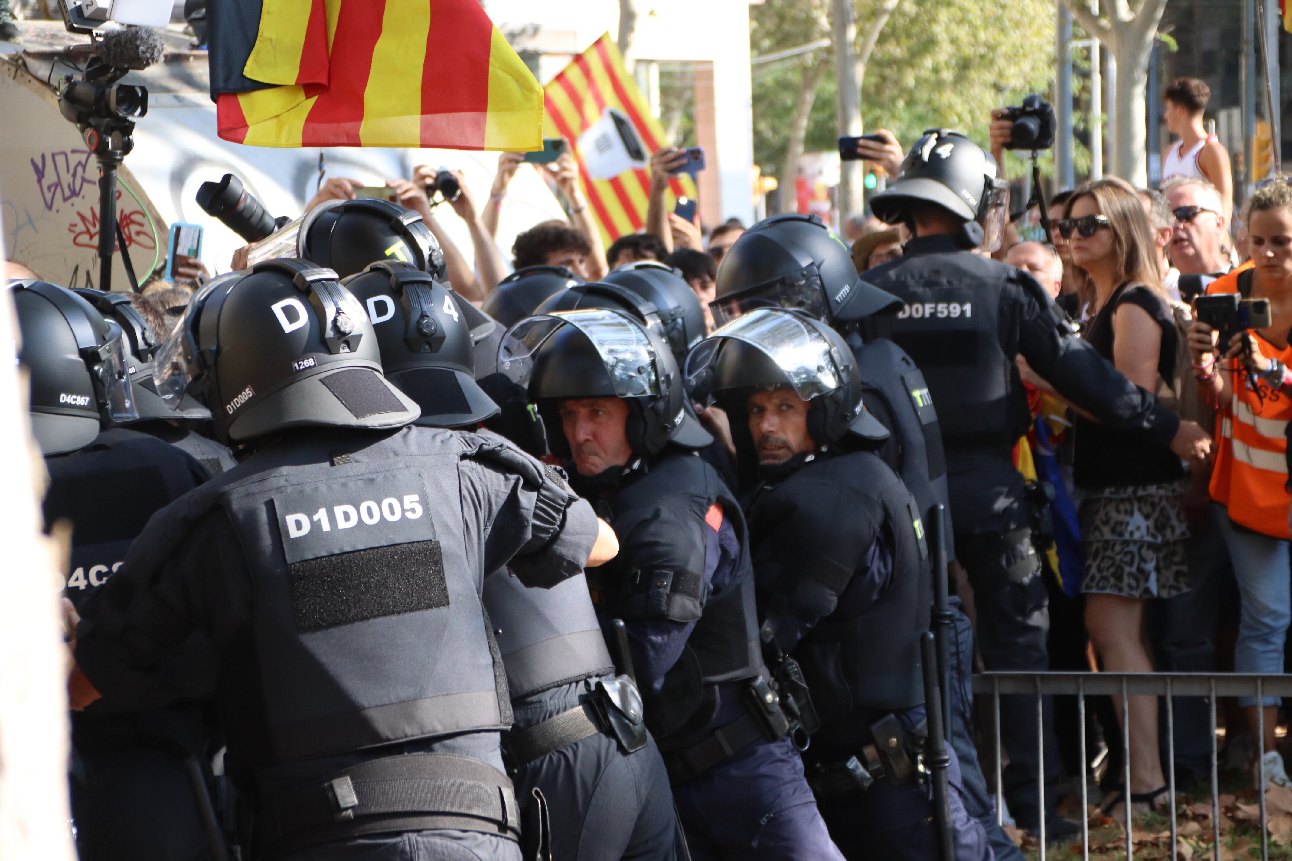 Els Mossos intenten contenir els manifestants al Parc de la Ciutadella