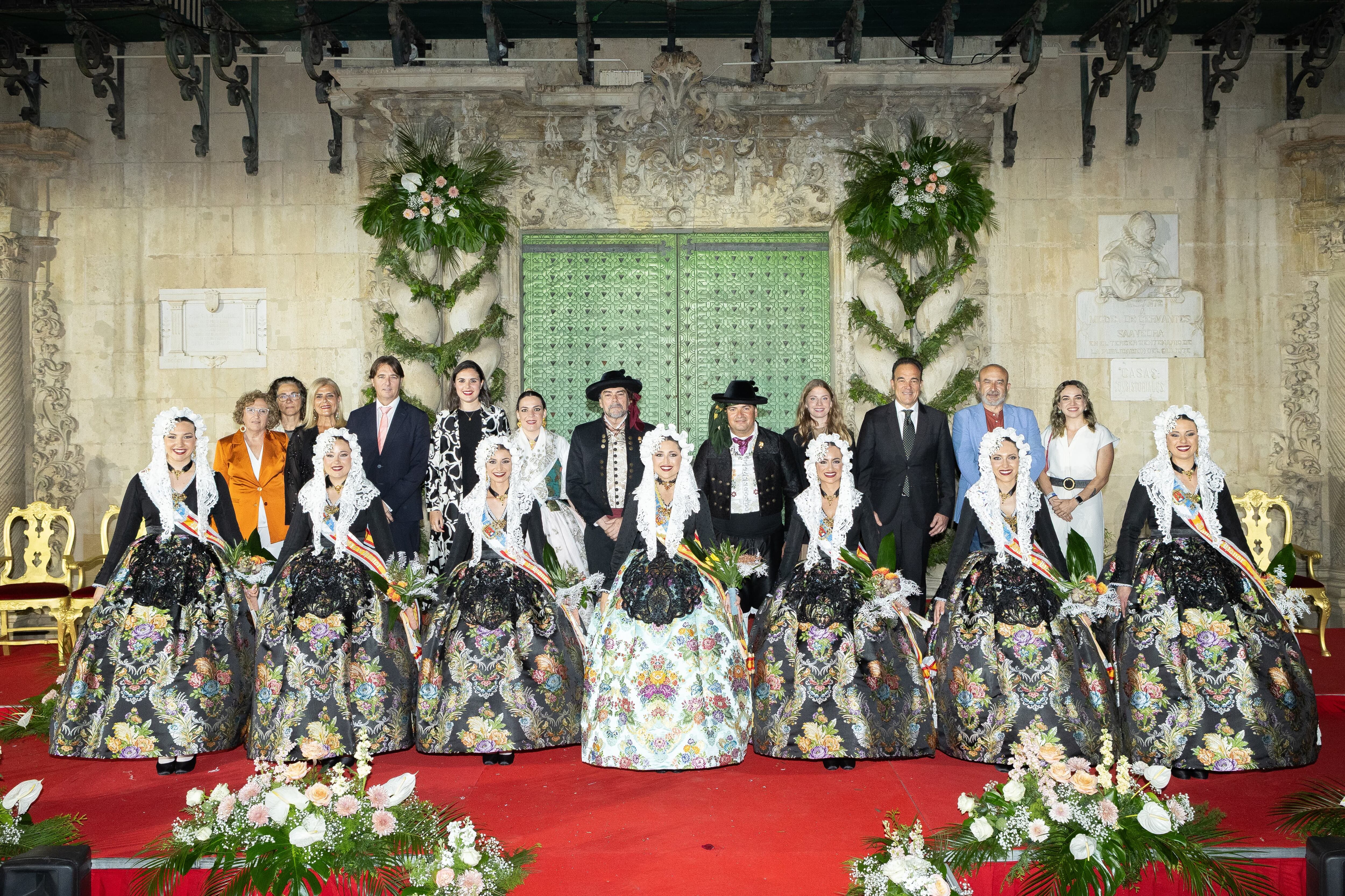 Adriana Vico y sus Damas de Honor junto a miembros de la Corporación Municipal. Foto: Reme Vélez