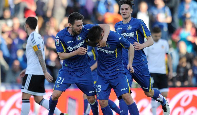 Moi Gomez (i) y Alvaro Medran celebran uno de los goles frente al Valencia C.F.