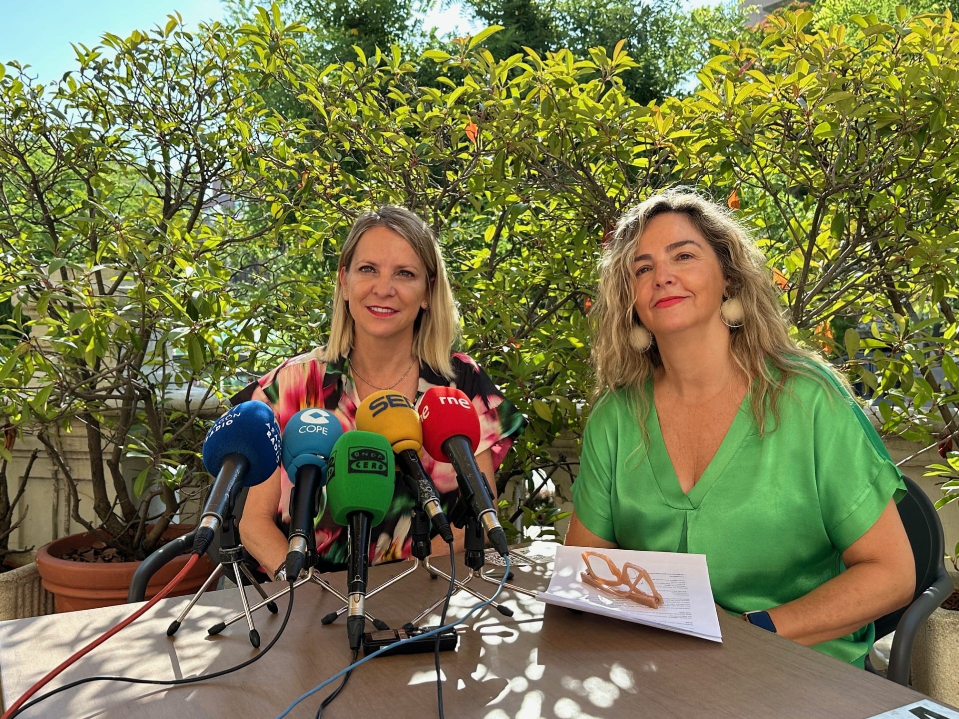 Nuria Mur y Susana Lacostena, del Ayuntamiento y de la Asociación de Comercio y Servicios de Huesca respectivamente