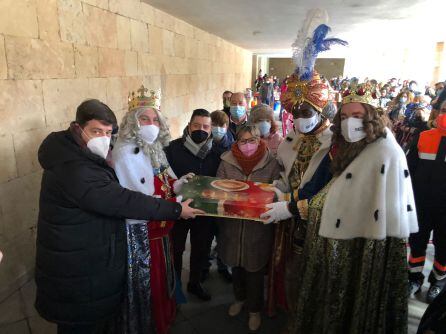 Los Reyes Magos con el portavoz del Equipo de Gobierno y la Federación de Asociaciones Vecinales de La Rioja con el roscón solidario.